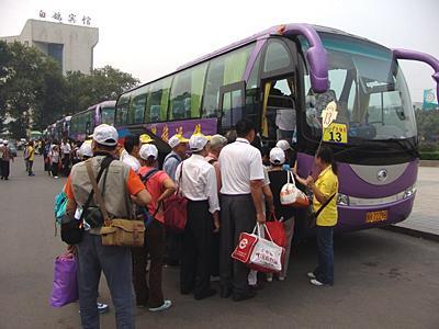 每次用車都選擇他這一家，感覺都非常好，這邊確實(shí)比較專業(yè)，而且?guī)煾狄埠苡胸?zé)任心，像這次出行因?yàn)槲覀兊某霭l(fā)點(diǎn)不怎么好停車，師傅主動提前到達(dá)出發(fā)點(diǎn)，確認(rèn)停車位置，真的非常好