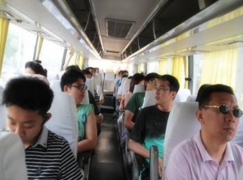周師傅人很不錯，提前一天聯(lián)系我們，提出了不少合理化建議。第二天一早提前半小時(shí)就到賓館門口等我們，車子很干凈，空調(diào)很足。一路上還給我們介紹風(fēng)土人情，帶著老人游玩，包車是很不錯的選擇。