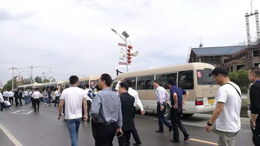 這次是會議用車，全部都是領(lǐng)導(dǎo)，司機(jī)穿著都比較整潔也比較正式用很多車，司機(jī)素質(zhì)也比較高，這次租車很滿意，還會去別的城市用車也找旅車匯。大公司服務(wù)的很得體