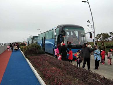 第一次跟旅車匯團(tuán)建合作，非常不錯的體驗(yàn)，無論是在調(diào)配車輛。還是司機(jī)的服務(wù)跟技術(shù)方便都非常不錯，雖然中間有點(diǎn)插曲，但是都能很好的處理解決，總體都非常的可以，
值得推薦